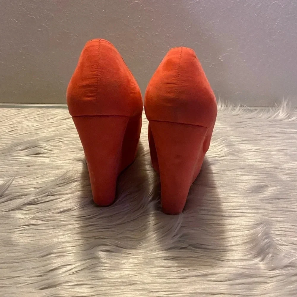 Breckelle’s Coral Wedge Heel